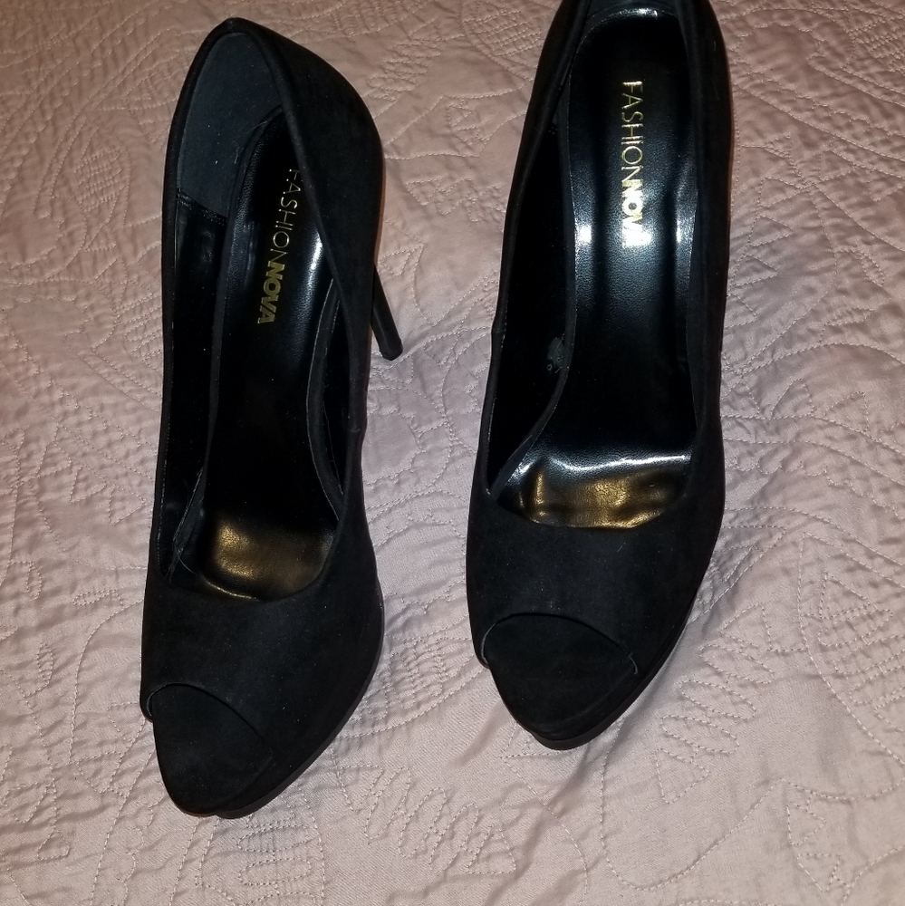 Black peep toe pump